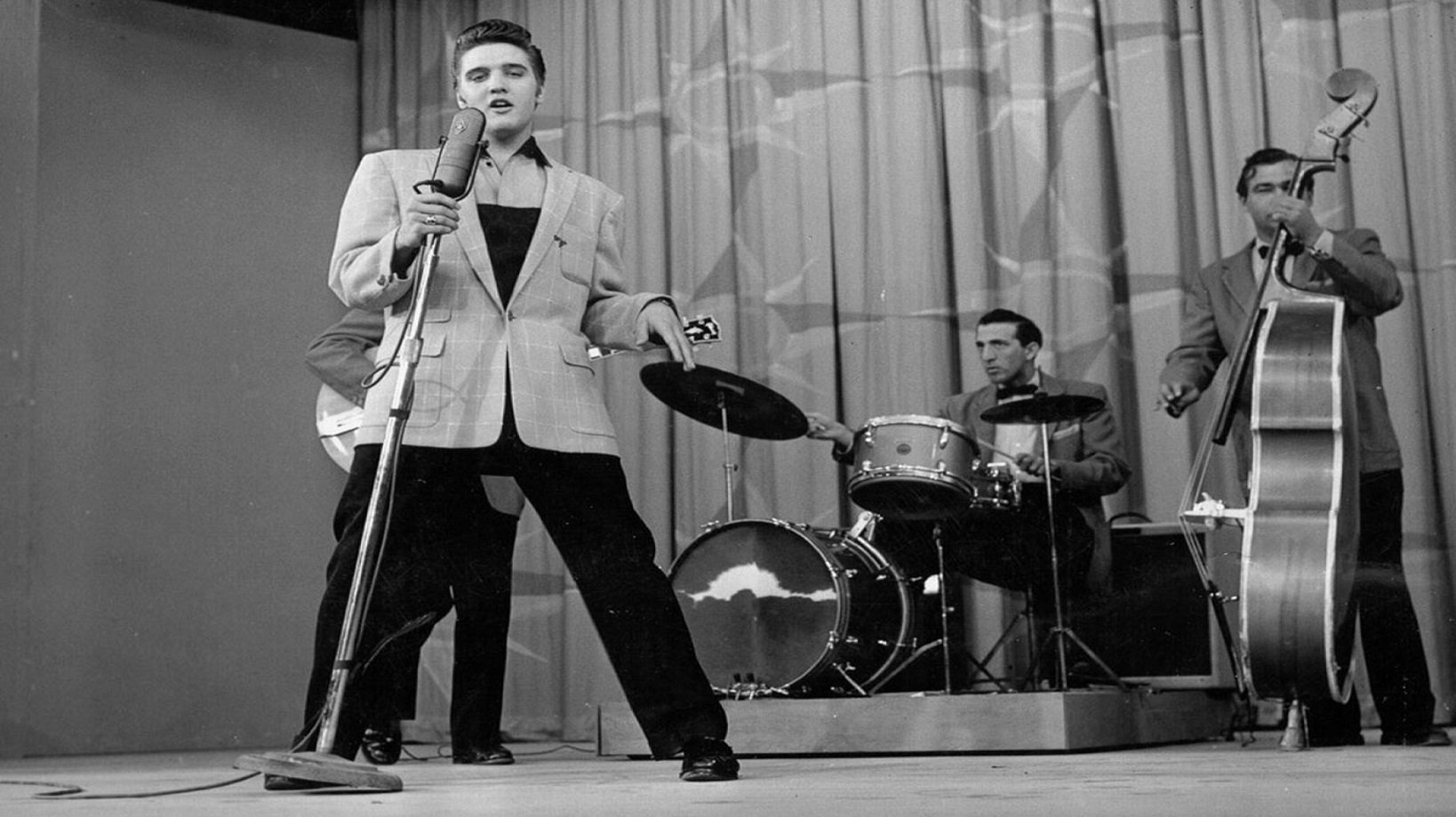 Elvis The Great Performances Vol. 3 From The Waist Up Background