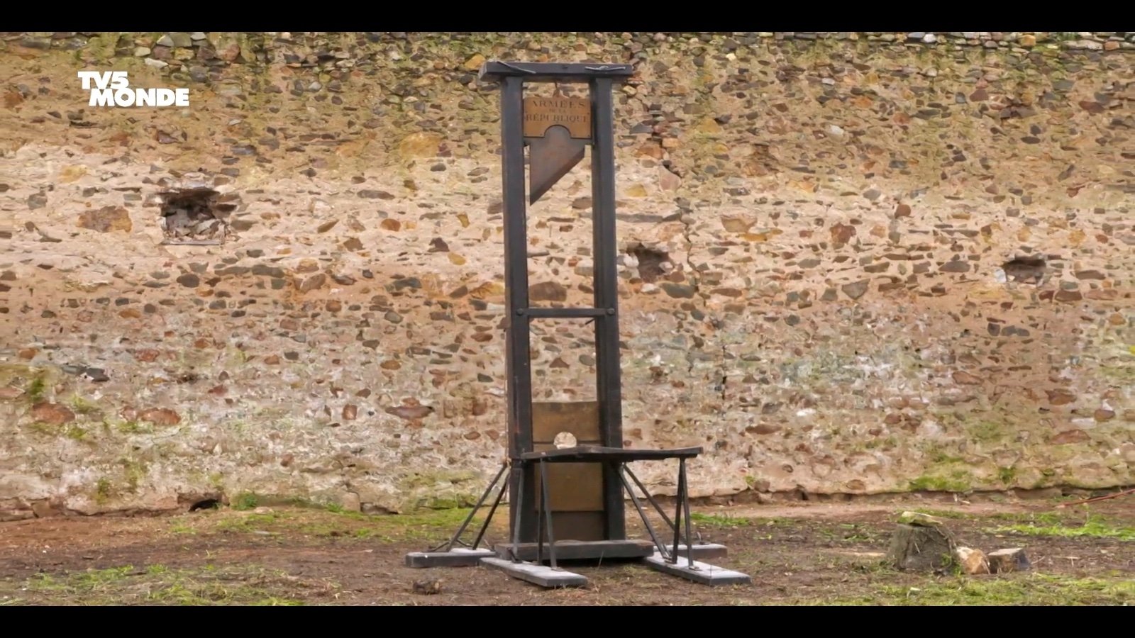 La guillotine, une invention bien française Background