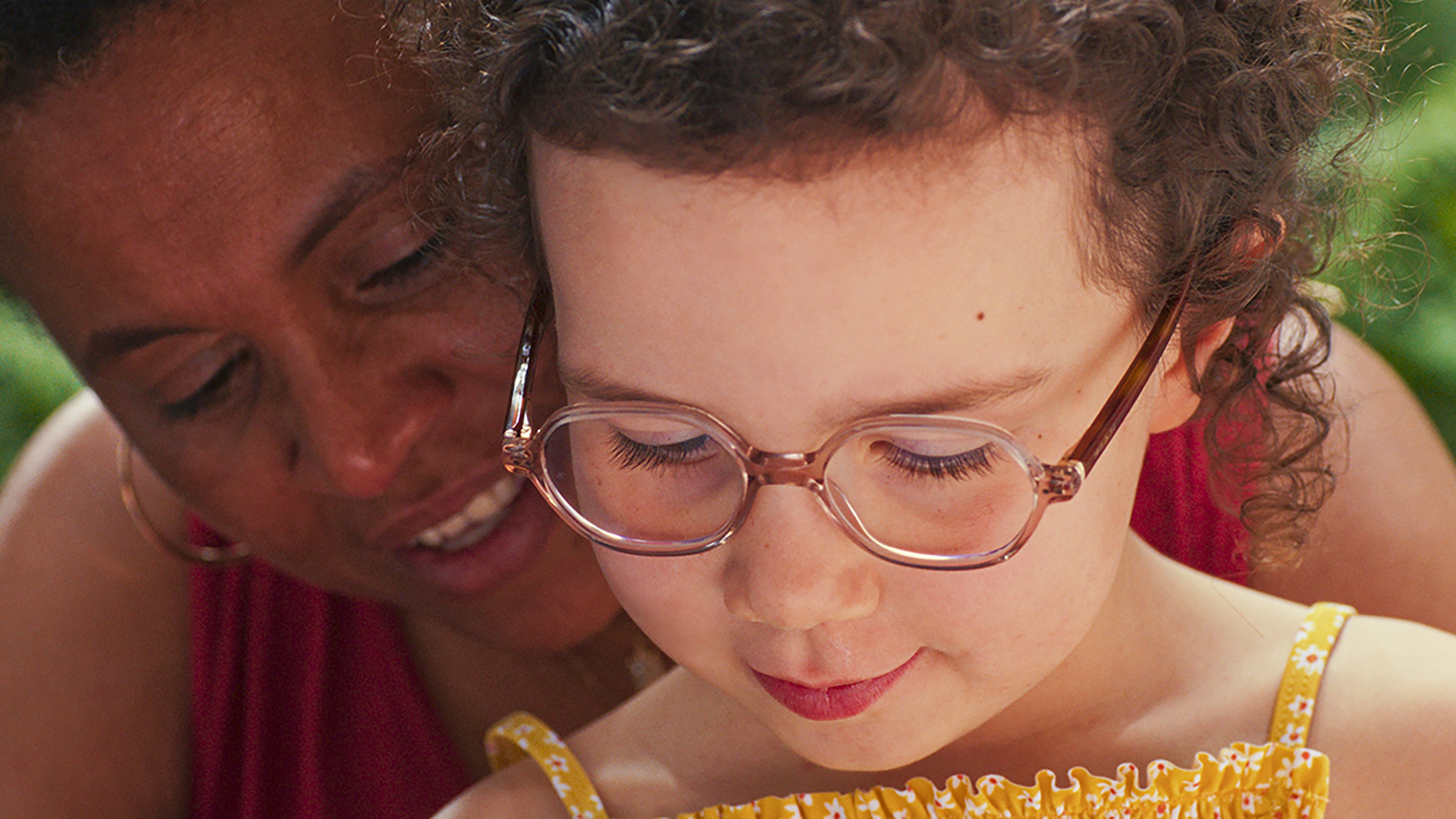 Ama Gloria Background