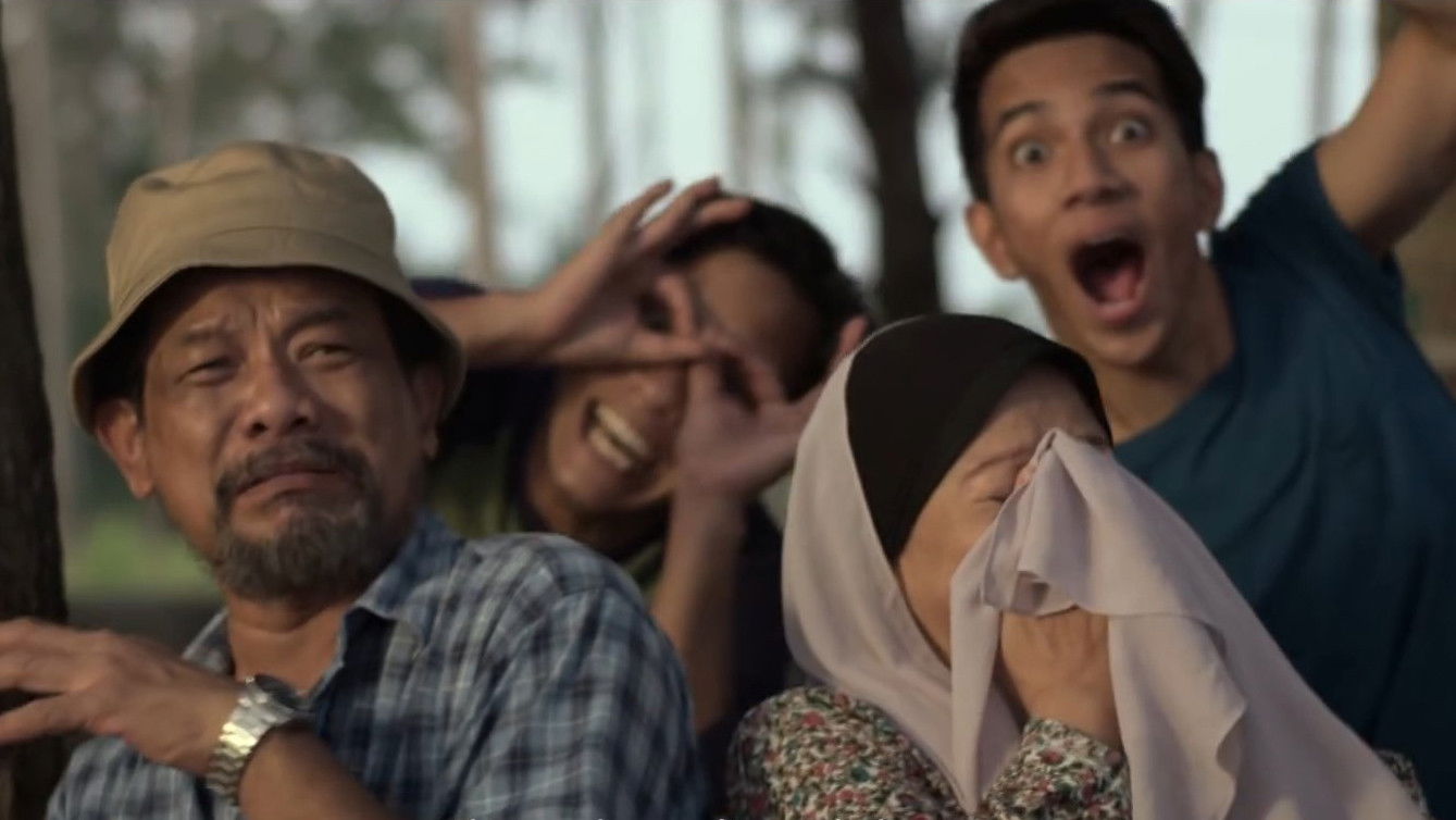 Bisik Pada Langit Background