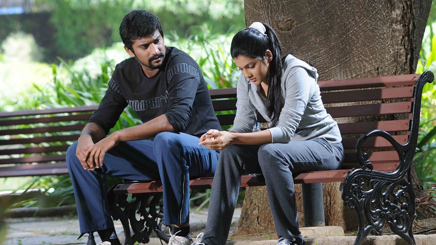 Oru Kanniyum Moonu Kalavaanikalum Background