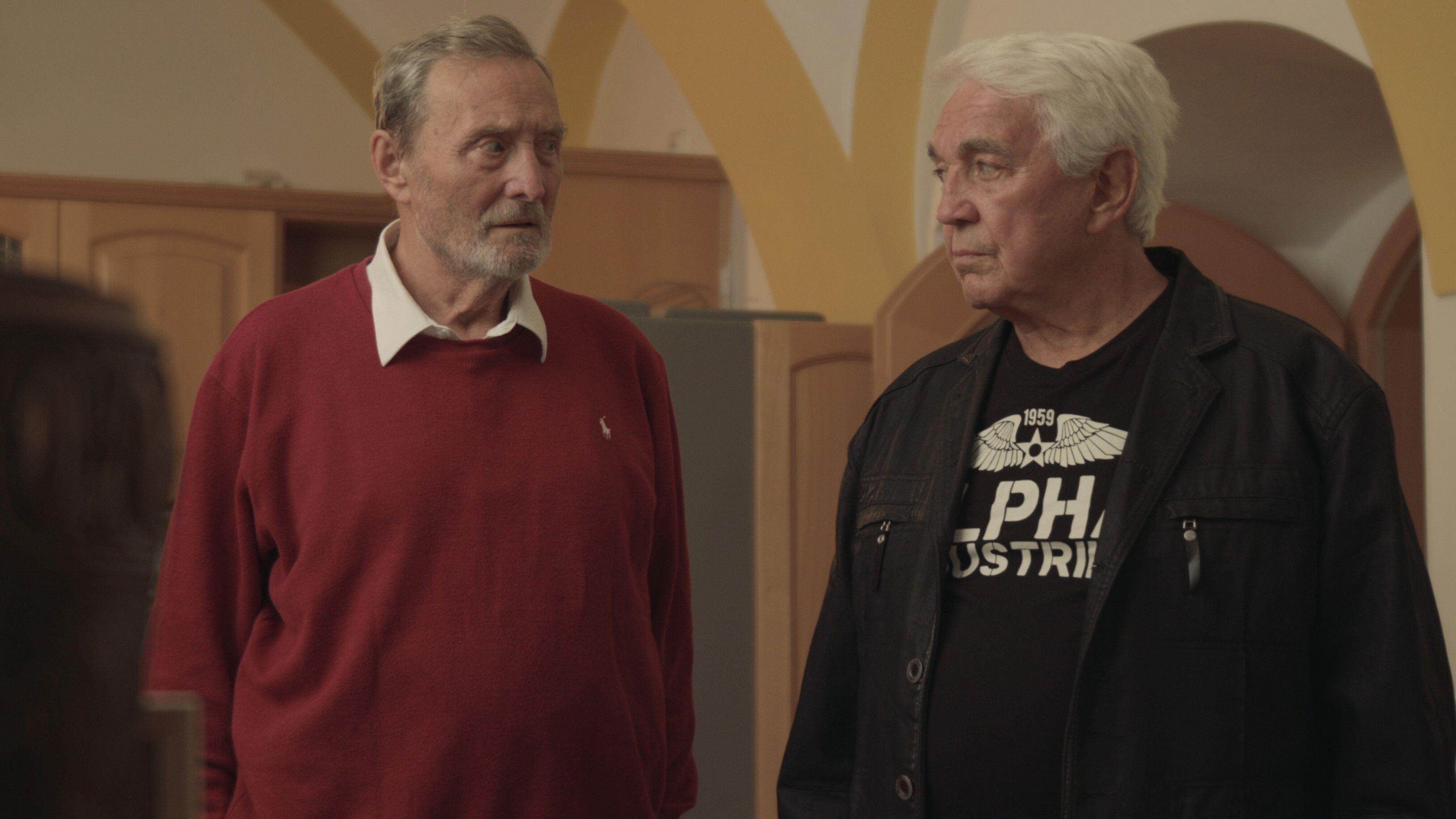 Stáří není pro sraby Background