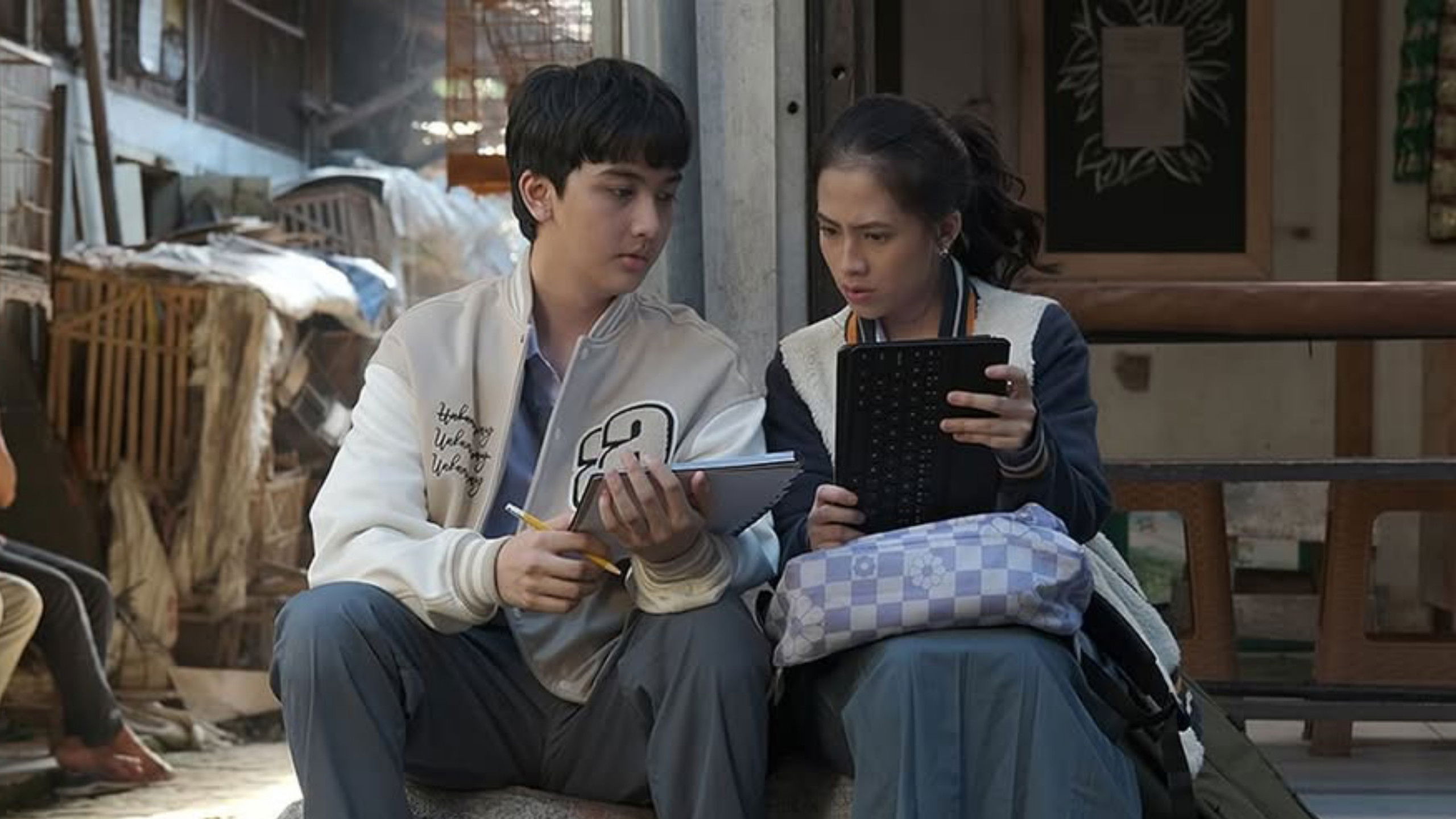 Bertaut Rindu Background