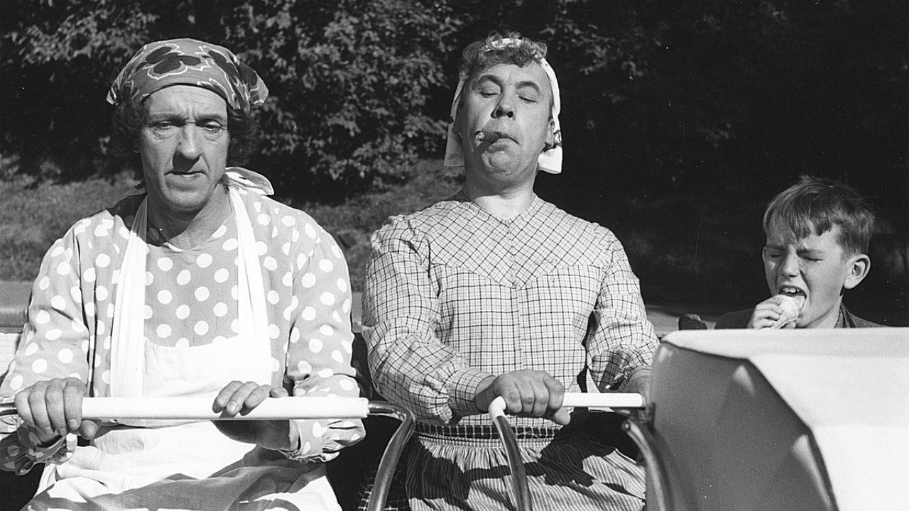 Pekka ja Pätkä puistotäteinä Background