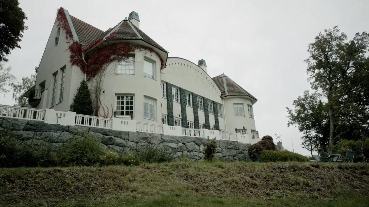 Roses, Kisses and Death Background