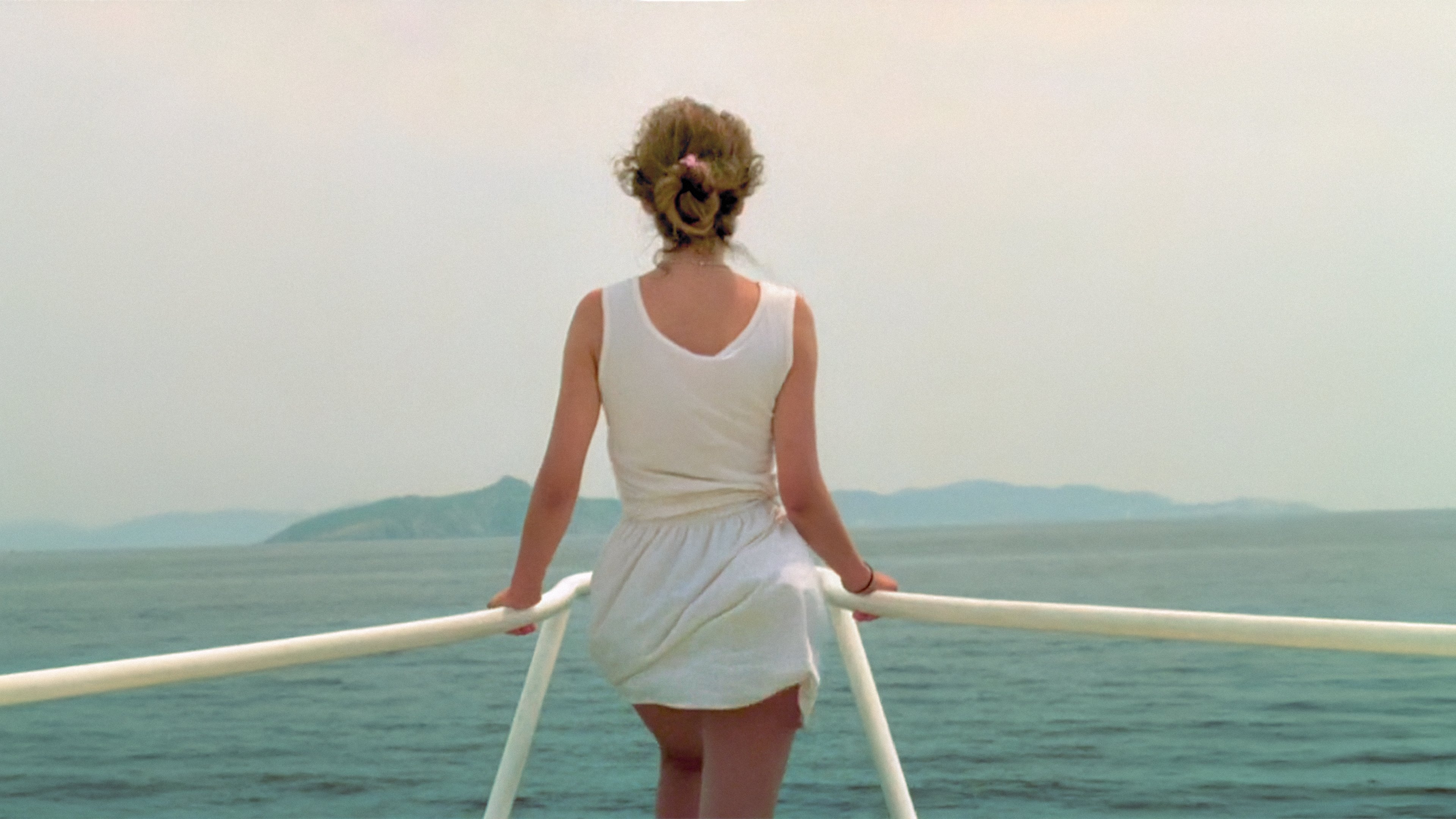 A Nos Amours Background