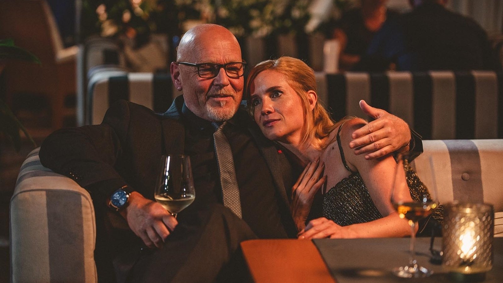 Za vším hledej ženu Background