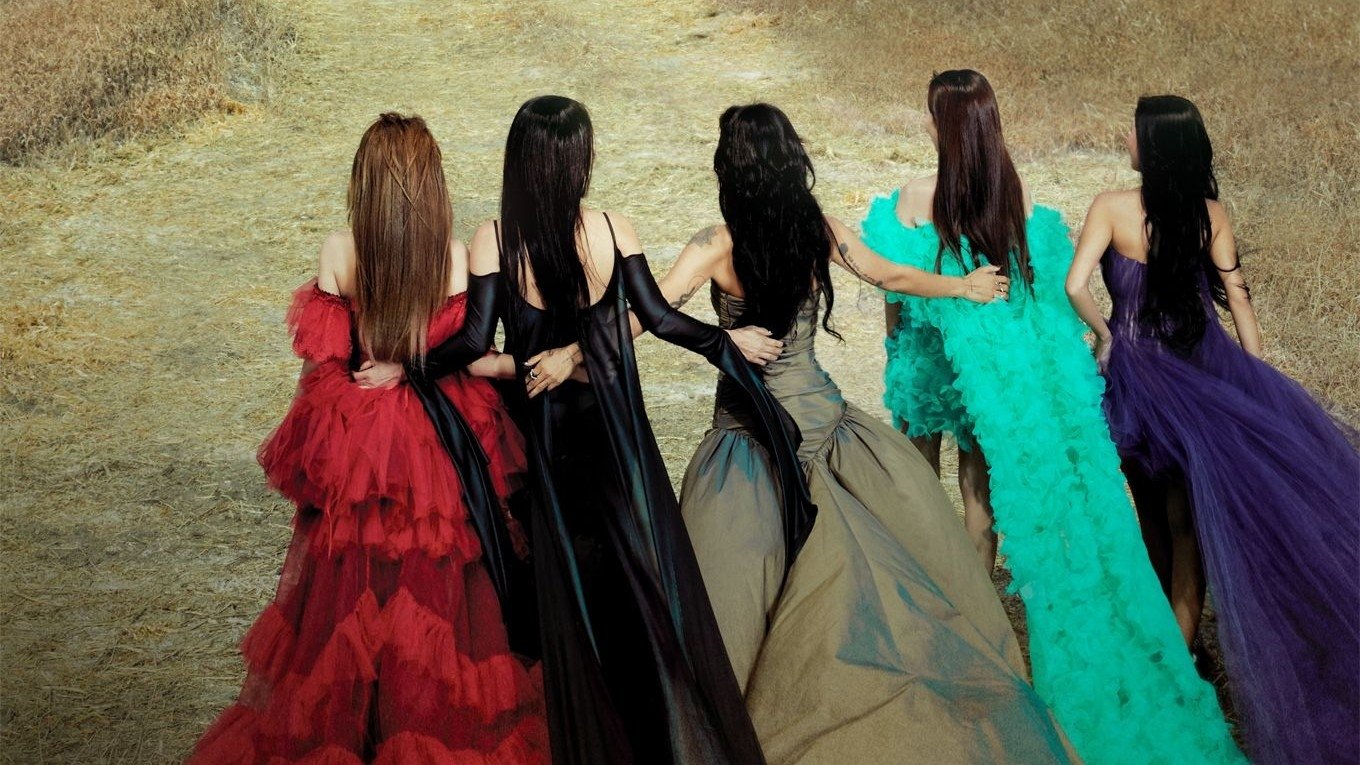 Dancing Queens on The Road Background