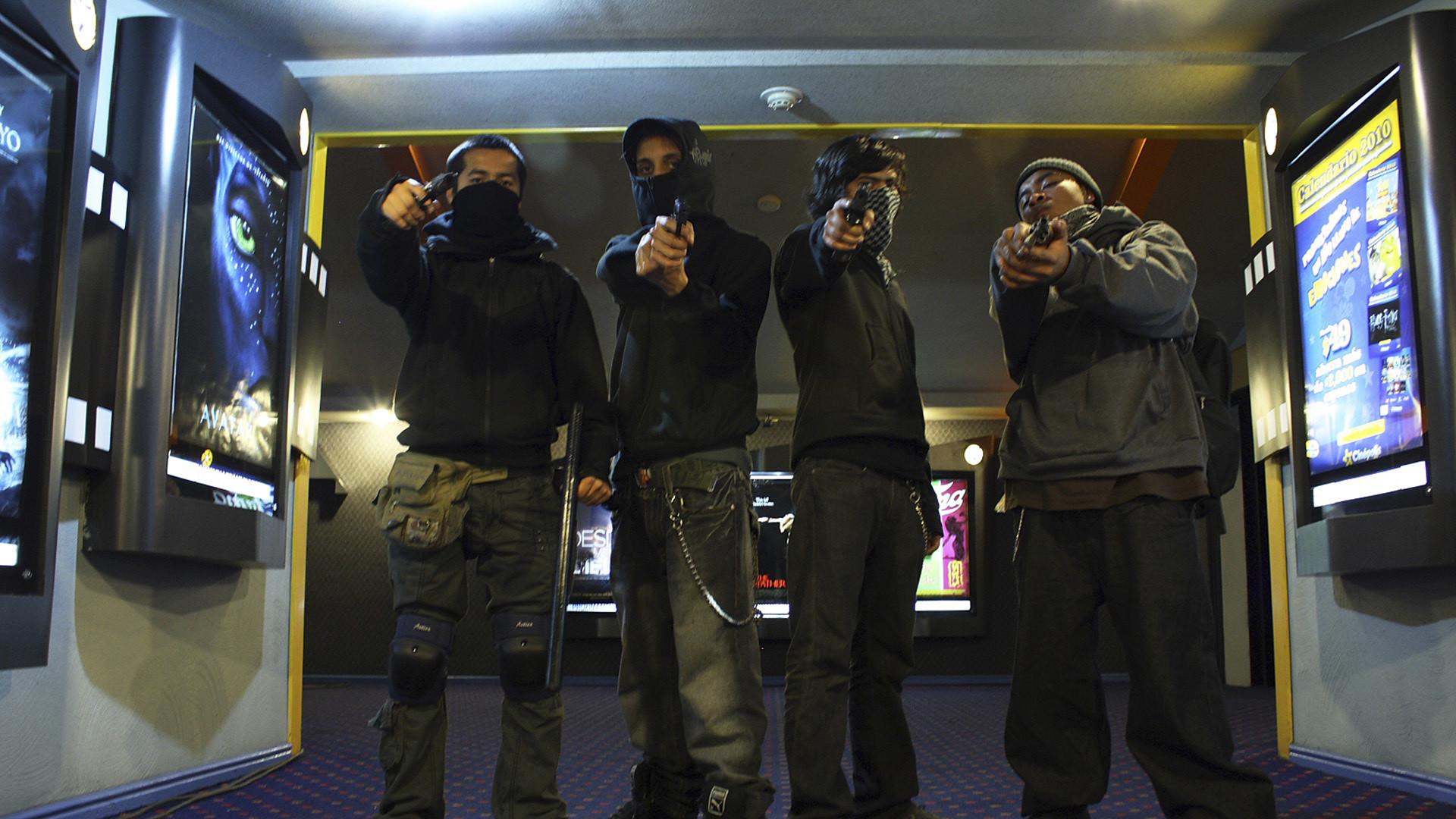 Asalto al cine Background