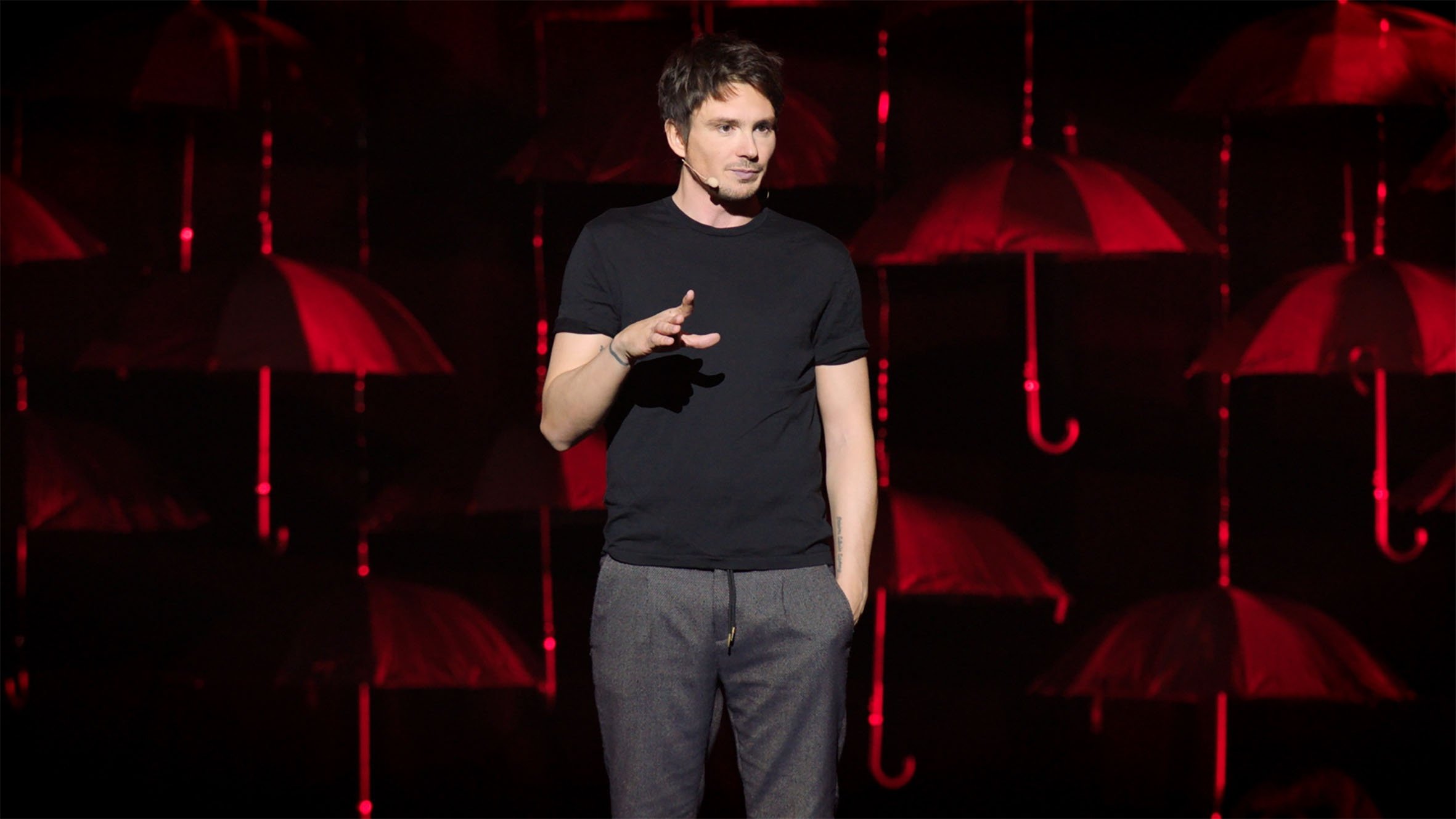 Guillermo Guiz a un bon fond Background