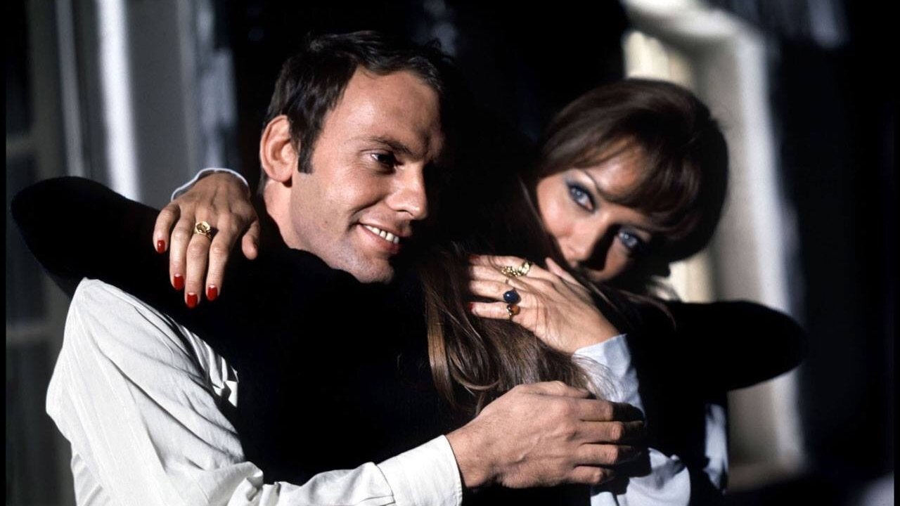 Les Biches Background